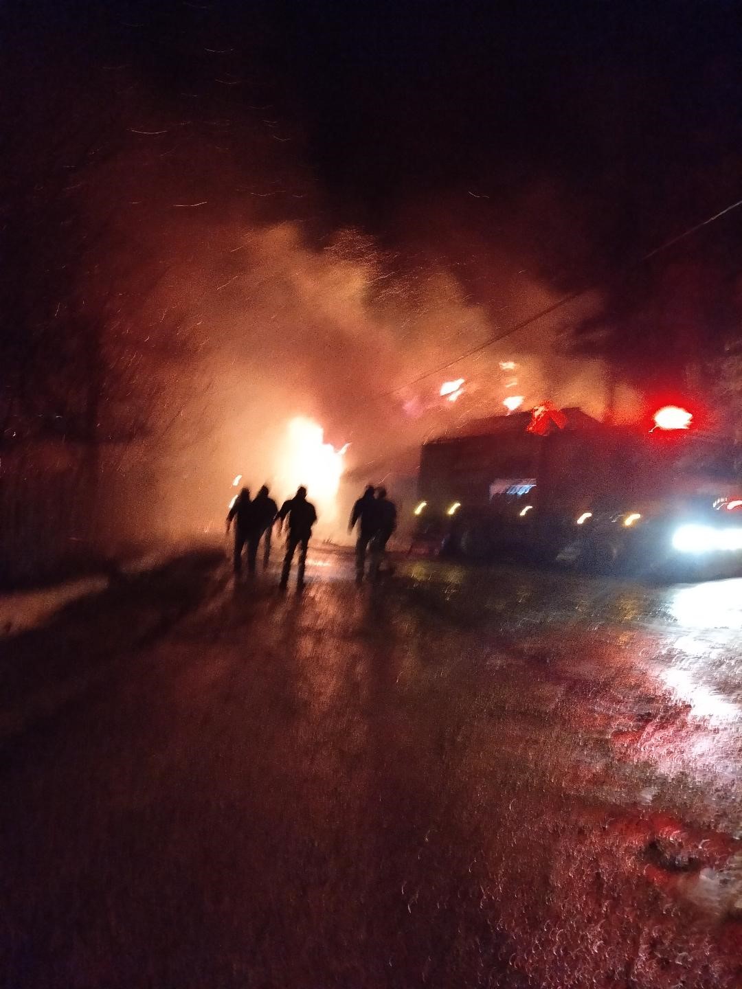 Bolu’da iki katlı ev alevlere teslim oldu