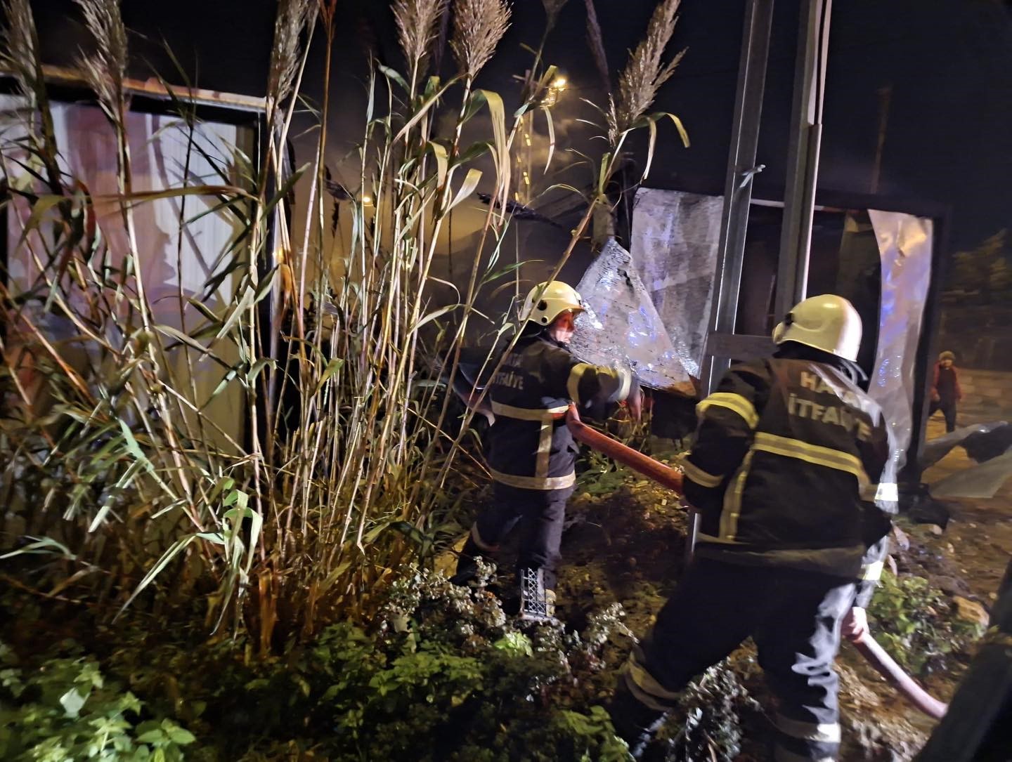 Samandağ’da konteyner yangını