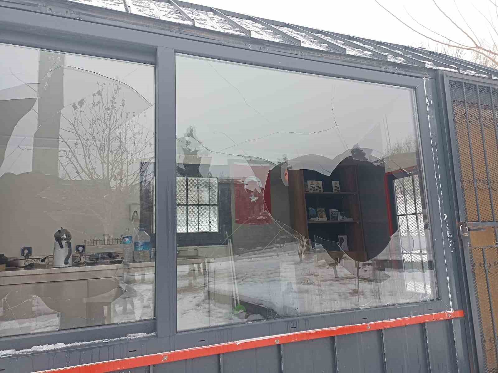 Zabıta bürosuna taşlı saldırı