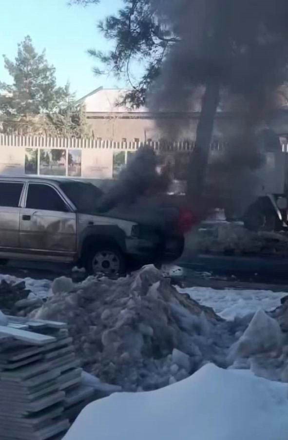 Seyir halindeki pikap alev aldı