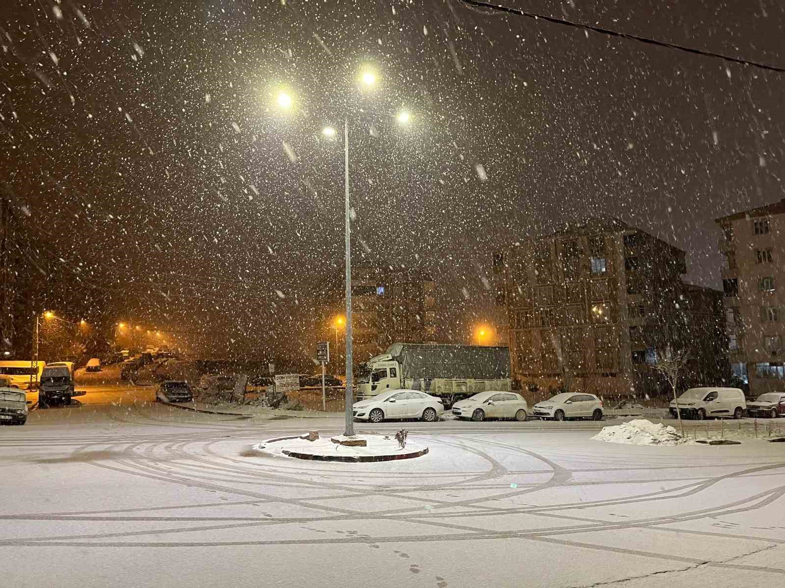 Adıyaman’da kar yağışı etkisini artırdı