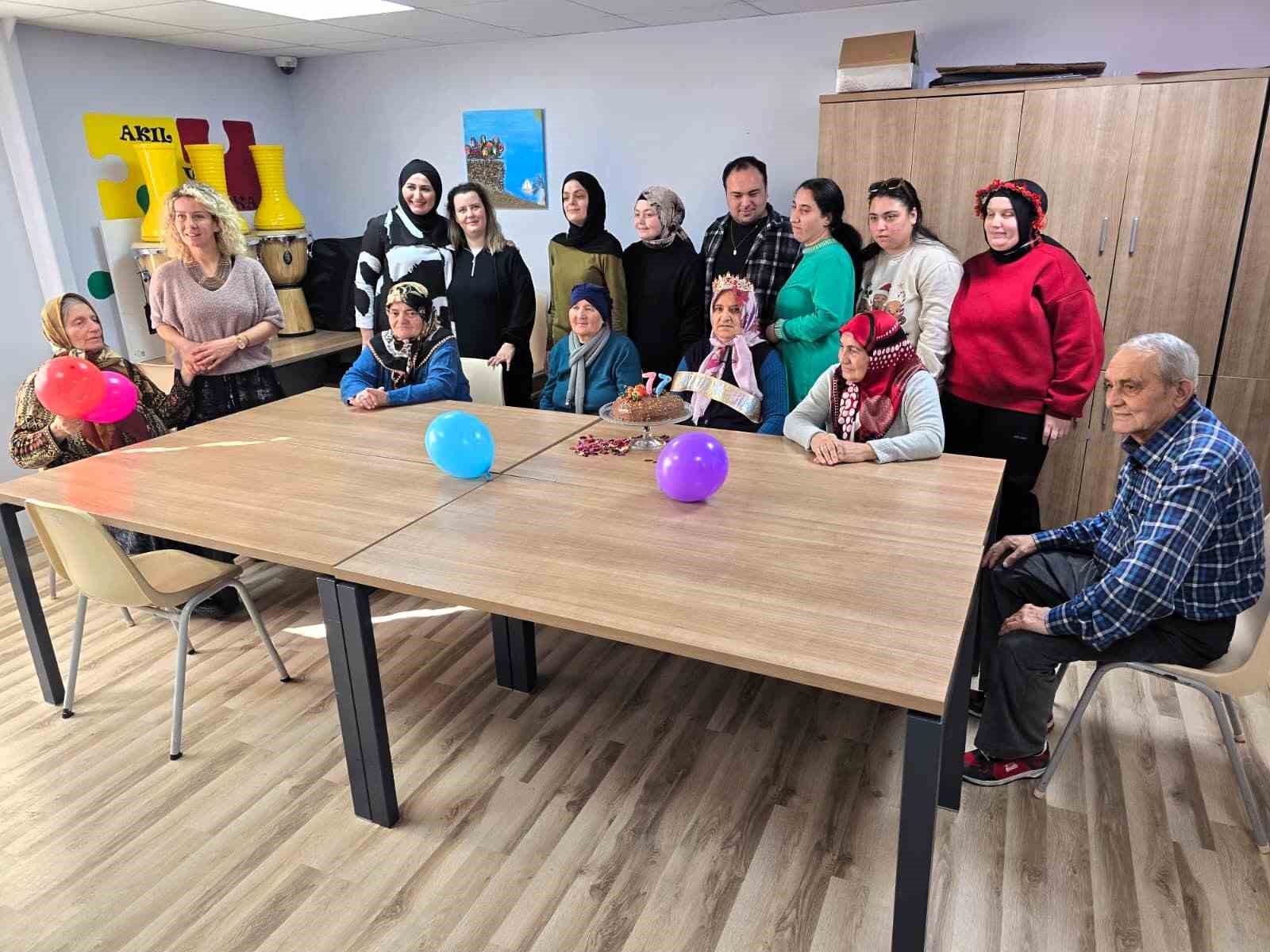 Hayatındaki ilk doğum gününü 77 yaşında kutladı