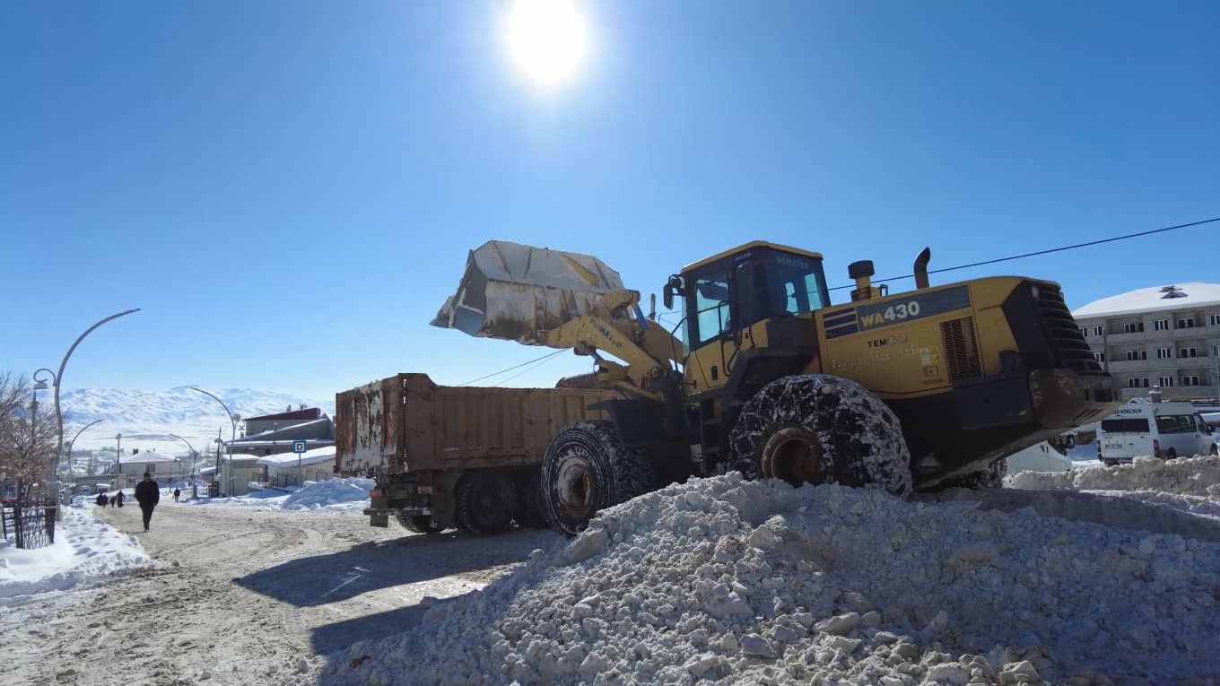 Başkale&rsquo;de karla m&uuml;cadele &ccedil;alışması
