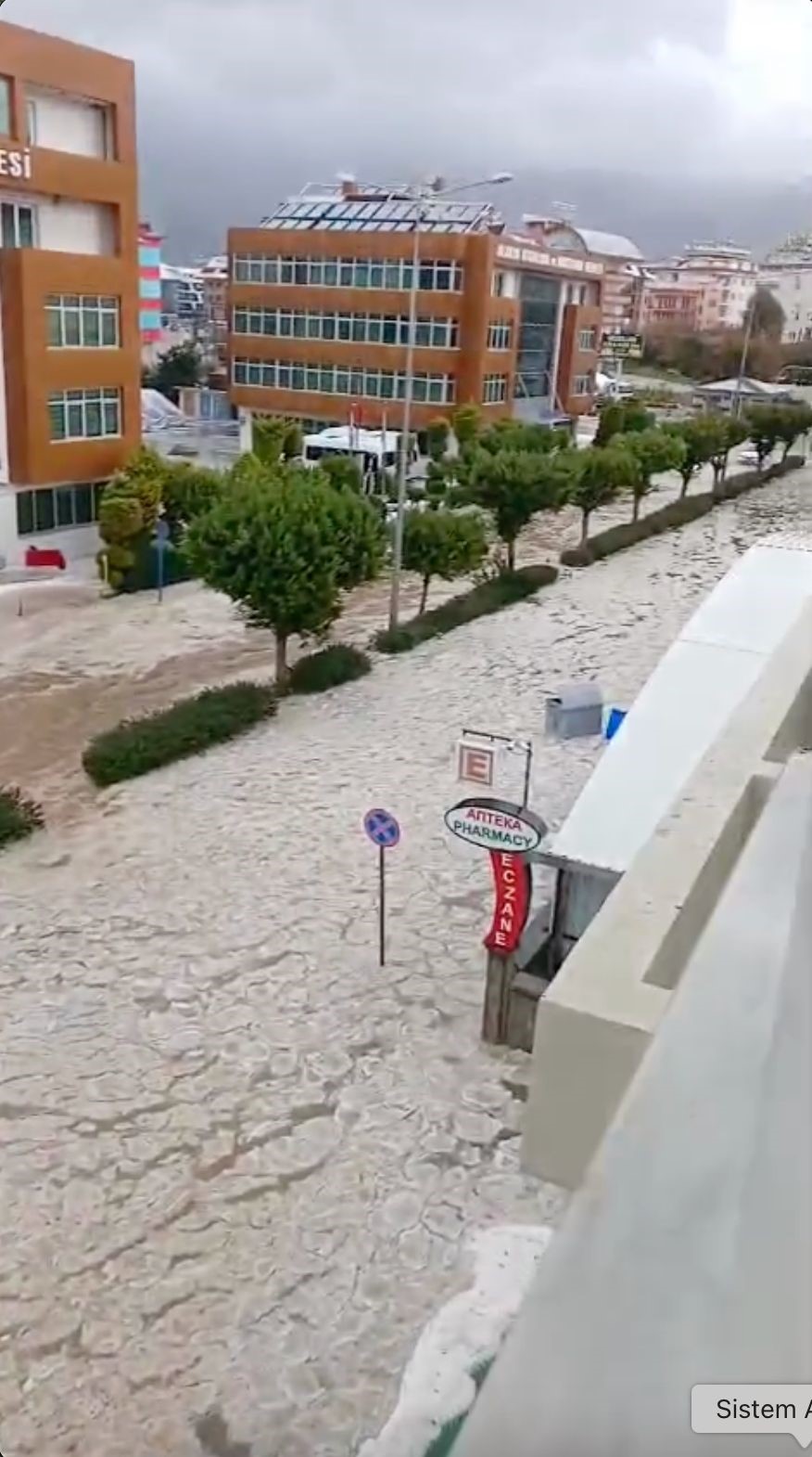 Alanya’da yağmur , dolu ve fırtına hayatı olumsuz etkiledi