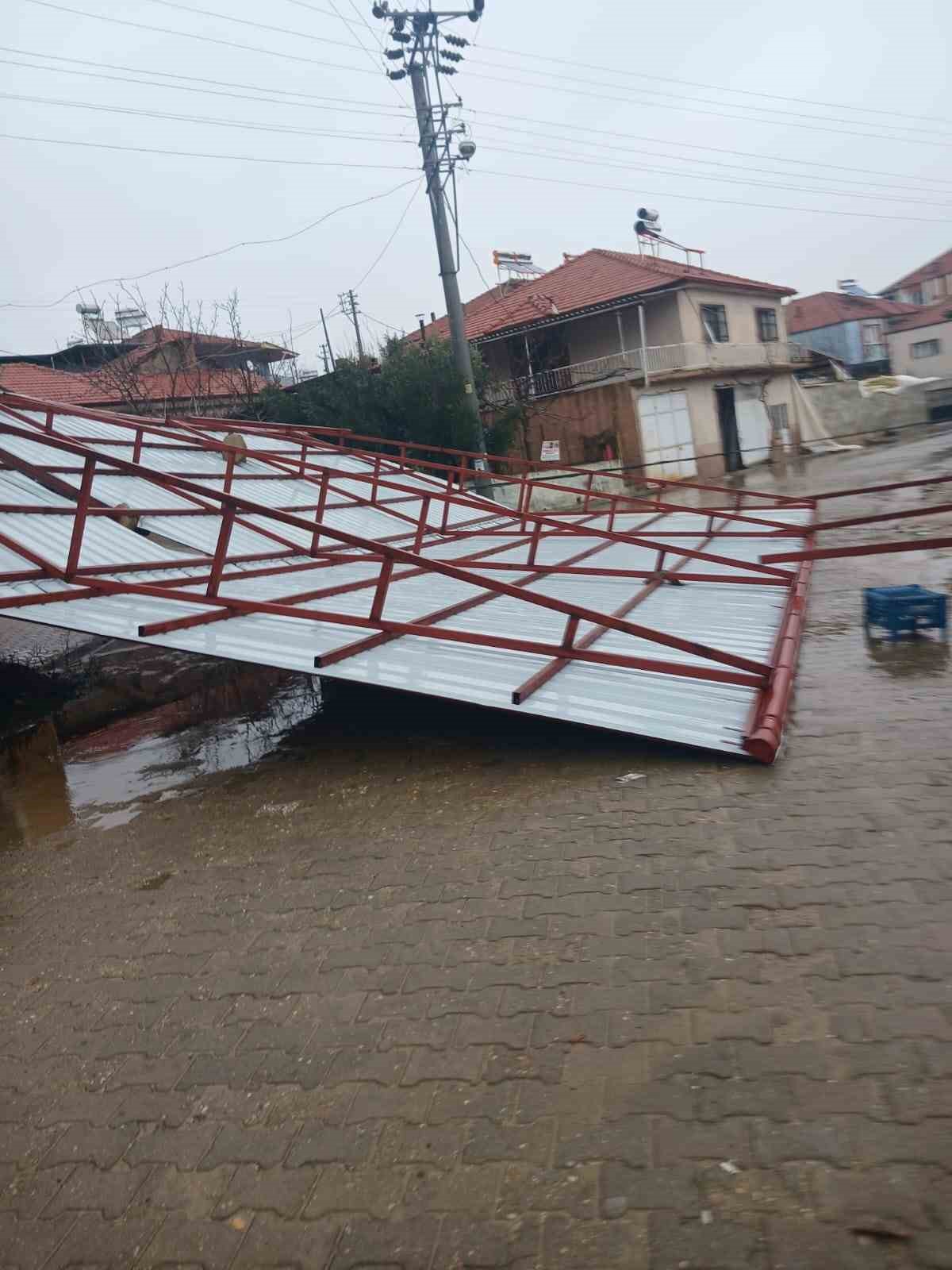 Sarıgöl’de fırtına etkili oldu