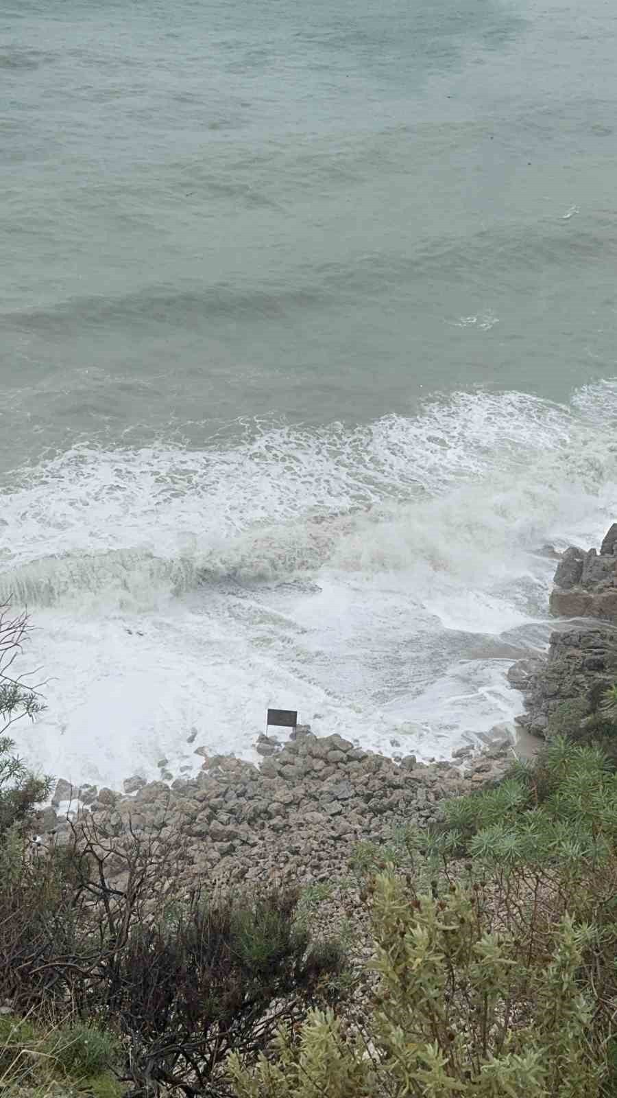 Sağanak yağış, &Ouml;l&uuml;deniz&rsquo;in rengini değiştirdi
