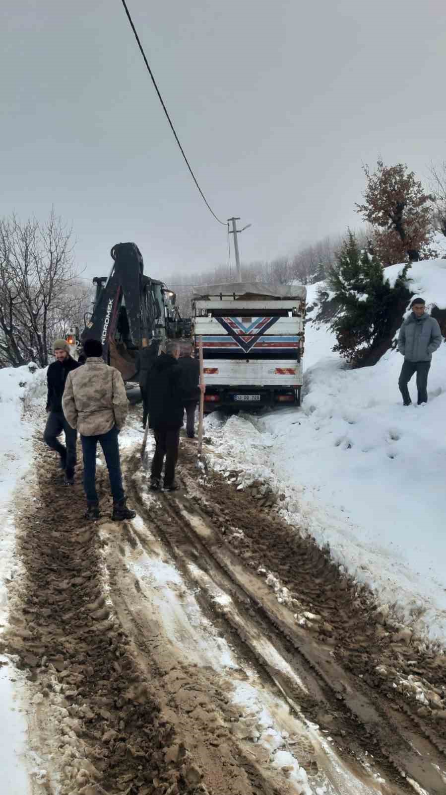 Siirt&rsquo;te mahsur kalan minib&uuml;s kurtarıldı
