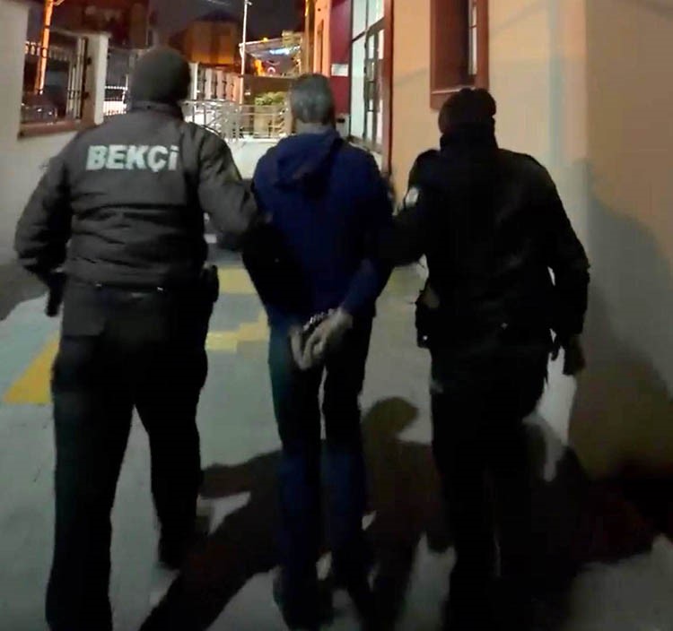 İzmir’de 33 dosyadan aranan hükümlü yakalandı