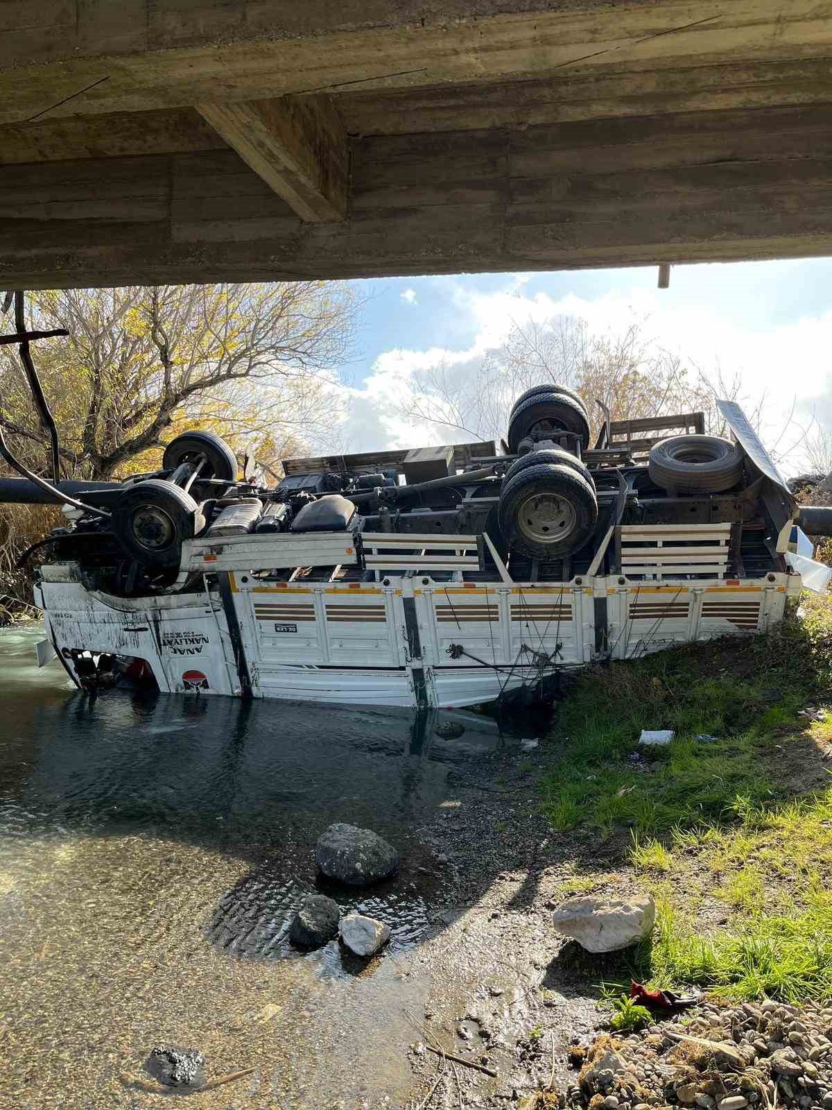 Osmaniye&rsquo;de turp y&uuml;kl&uuml; kamyon dereye devrildi
