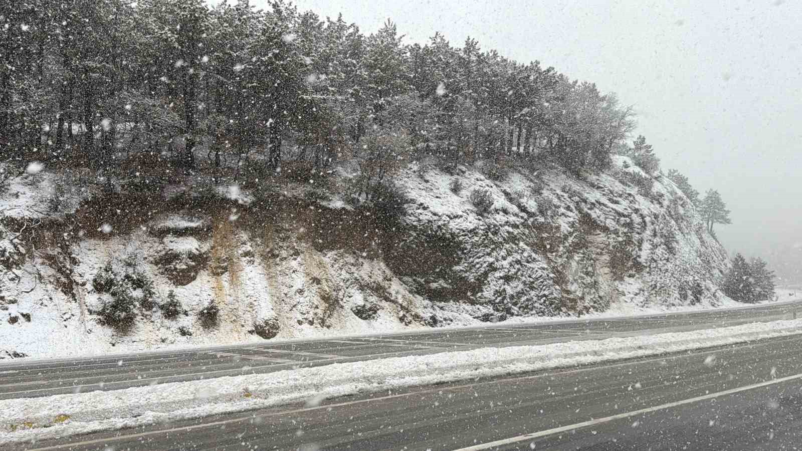 Afyonkarahisar&rsquo;ın y&uuml;ksek rakımlı b&ouml;lgelerinde kar yağışı etkili oldu
