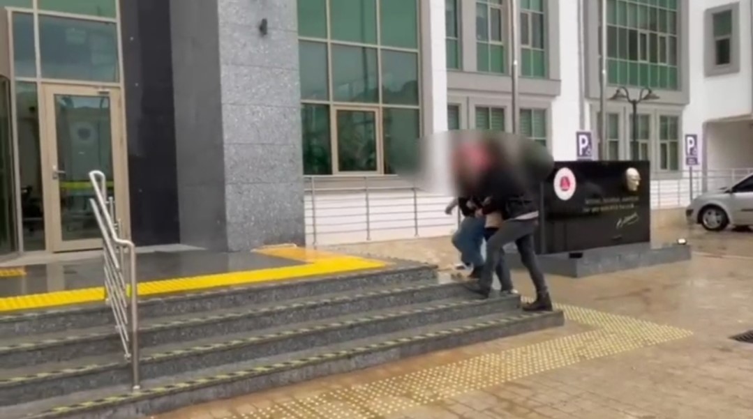 Kozan&rsquo;da uyuşturucu sattığı &ouml;ne s&uuml;r&uuml;len ş&uuml;pheli tutuklandı
