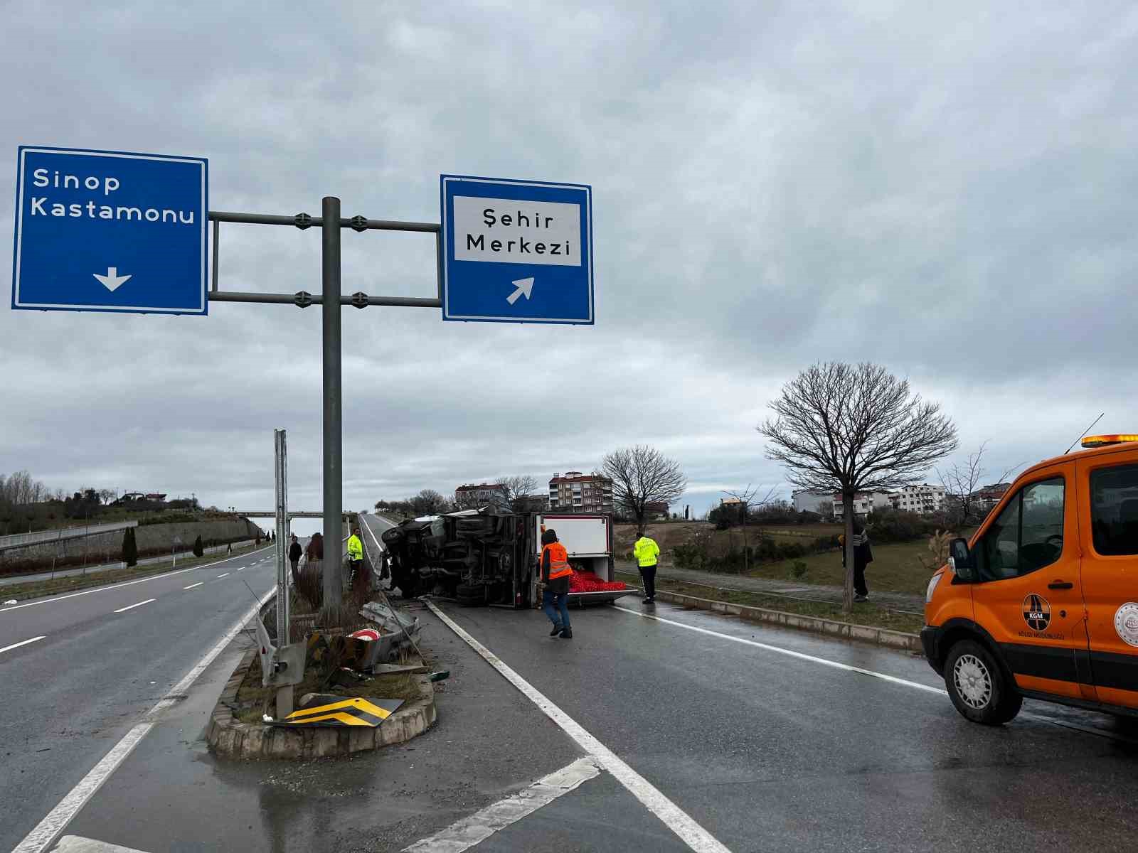 Sinop’ta kamyonet devrildi