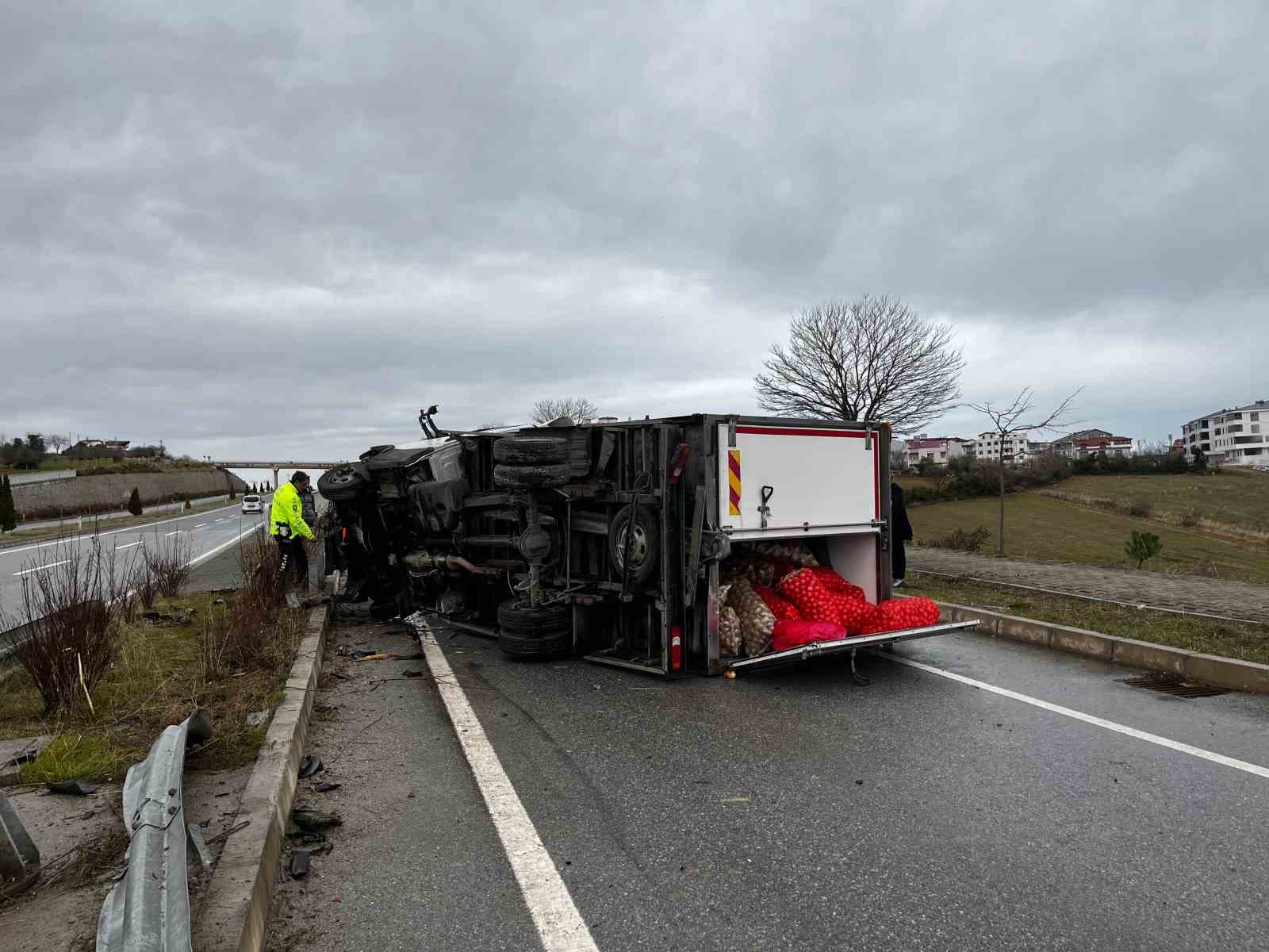 Sinop’ta kamyonet devrildi