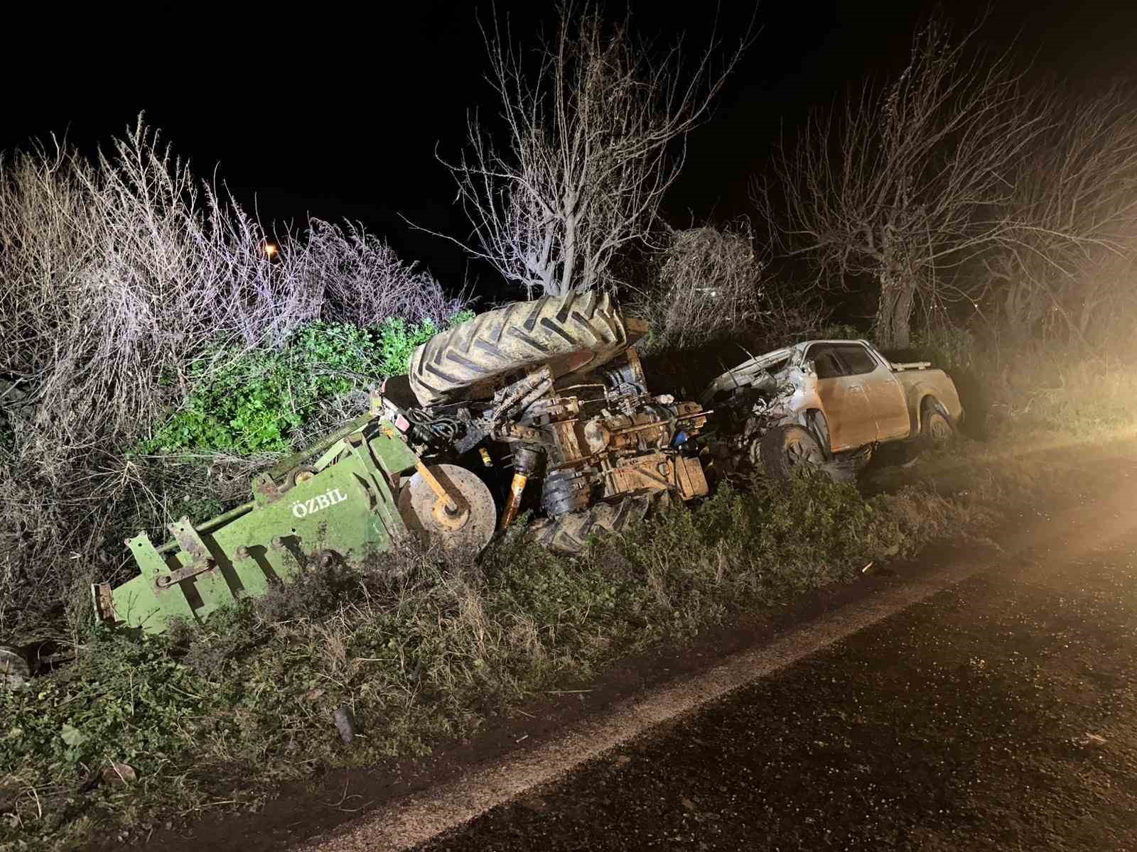 İzmir’de pikap traktöre arkadan çarptı: 2 yaralı