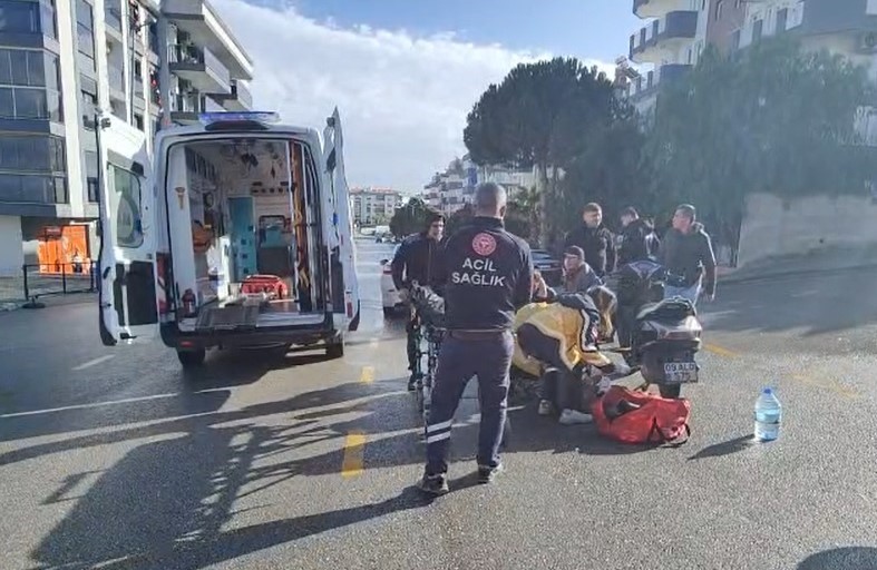 Otomobil ile &ccedil;arpışan motosiklet s&uuml;r&uuml;c&uuml;s&uuml;n&uuml;n bacağı kırıldı
