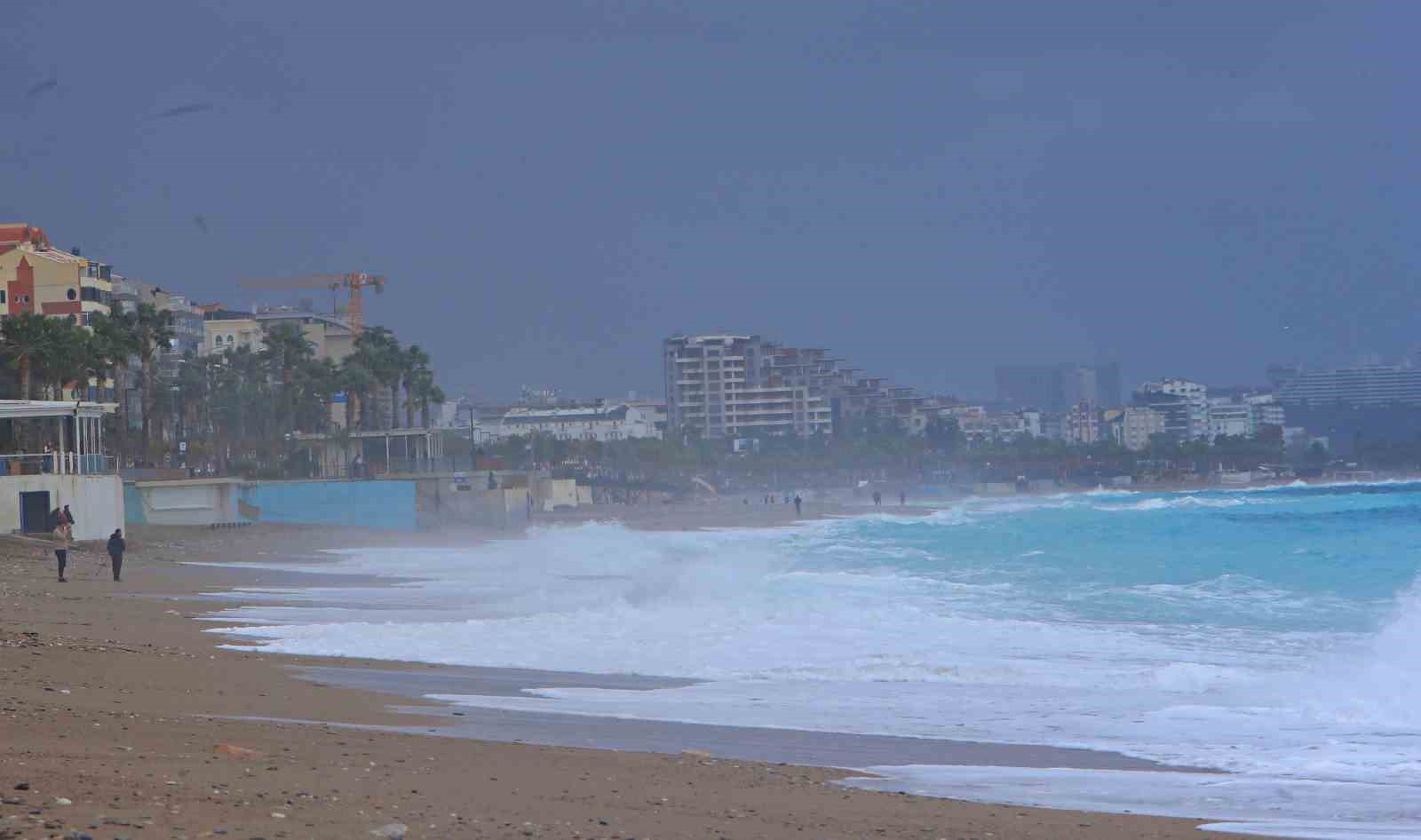 Define avcıları fırtınada iş başında: Dev dalgaların vurduğu sahilde dedekt&ouml;rle arama yaptılar
