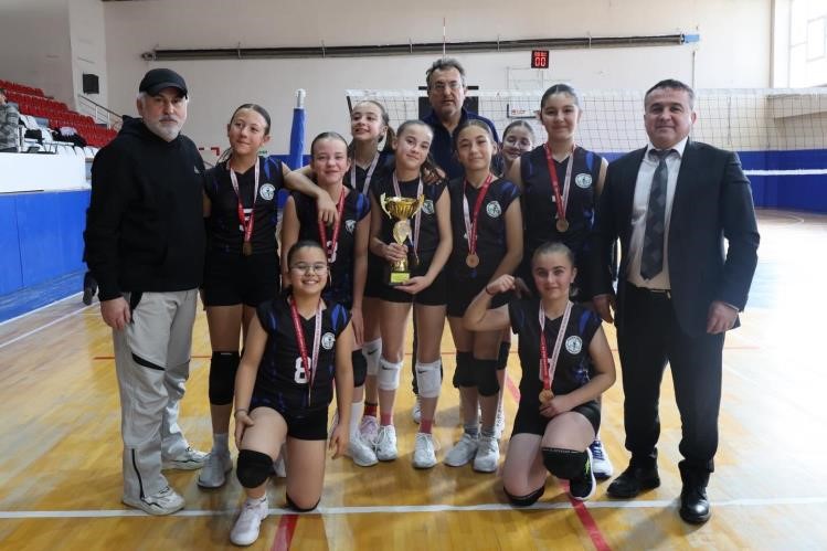 Bilecik&rsquo;te k&uuml;&ccedil;&uuml;k kızlar voleybol m&uuml;sabakaları tamamlandı
