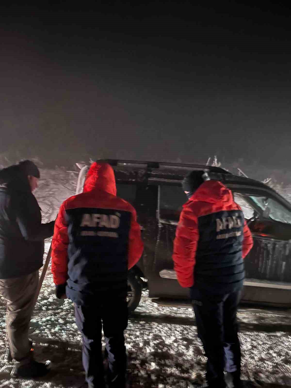 Kavaklıdere&rsquo;de ara&ccedil;lar karda mahsur kaldı
