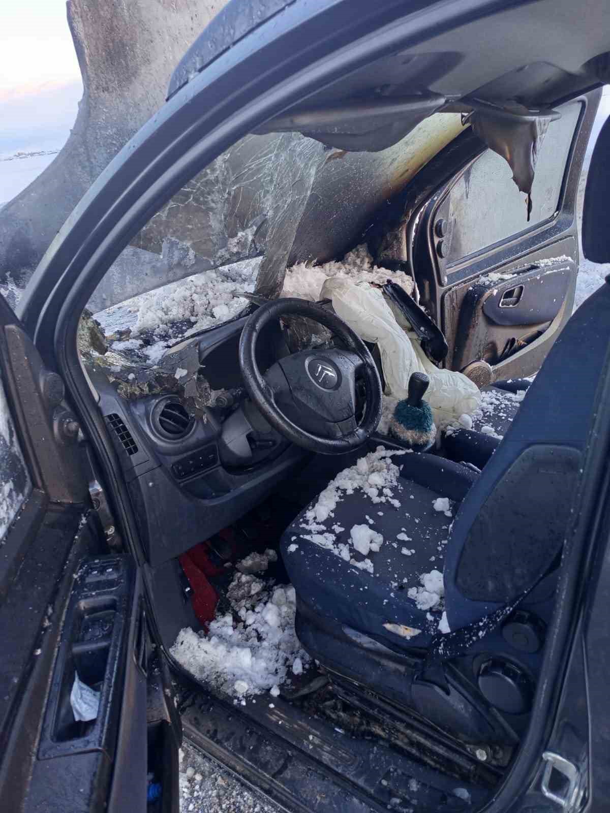 Van’da seyir halindeki kamyonet yandı