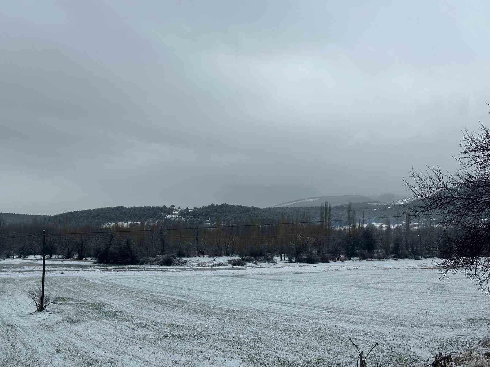 Uşak&rsquo;ın y&uuml;ksek kesimleri beyaza b&uuml;r&uuml;nd&uuml;
