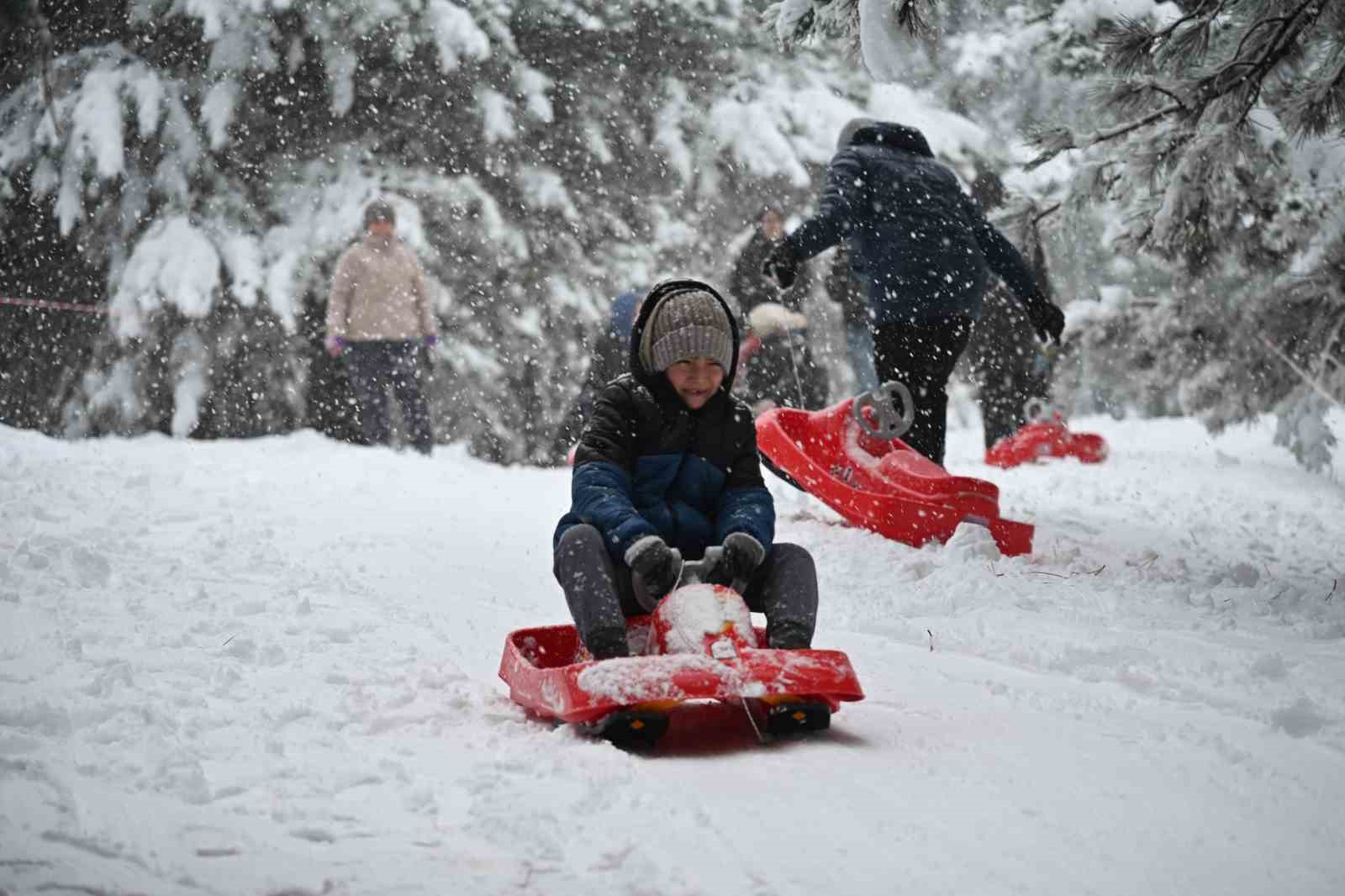 Manisa&rsquo;da kar coşkusu: Yaylalar ziyaret&ccedil;ilerle doldu
