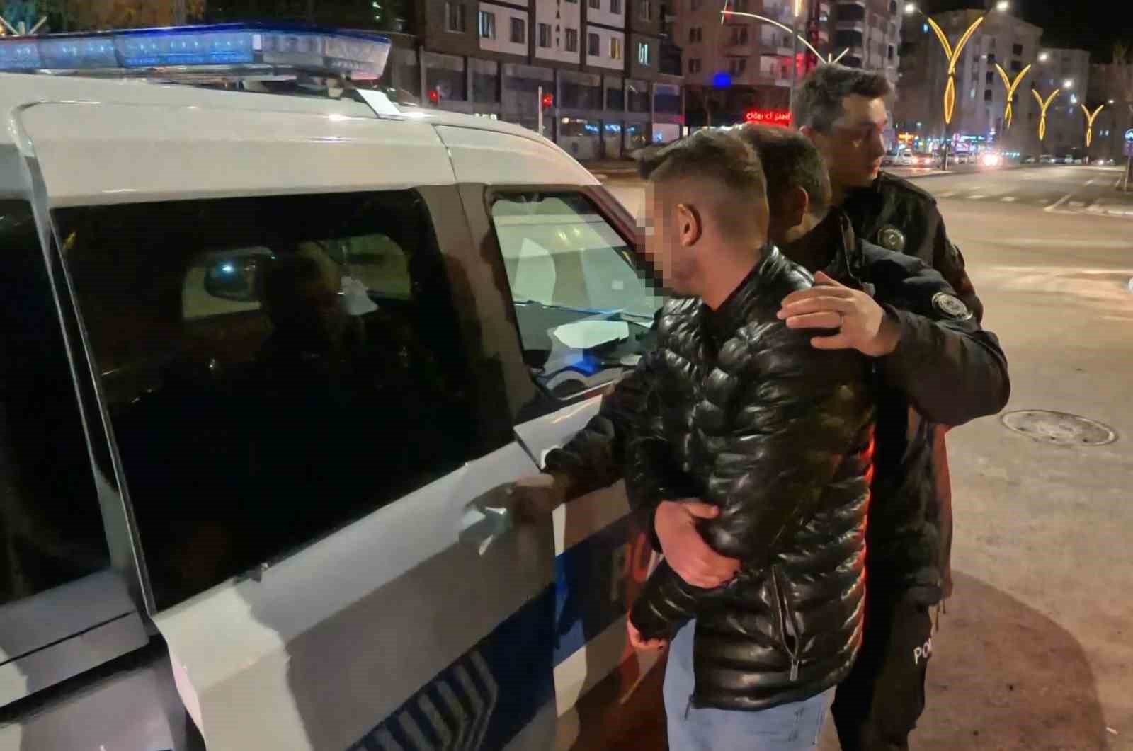 Arabanın i&ccedil;inde bı&ccedil;aklandı, "Ka&ccedil;masaydım beni &ouml;ld&uuml;r&uuml;rd&uuml;" dedi
