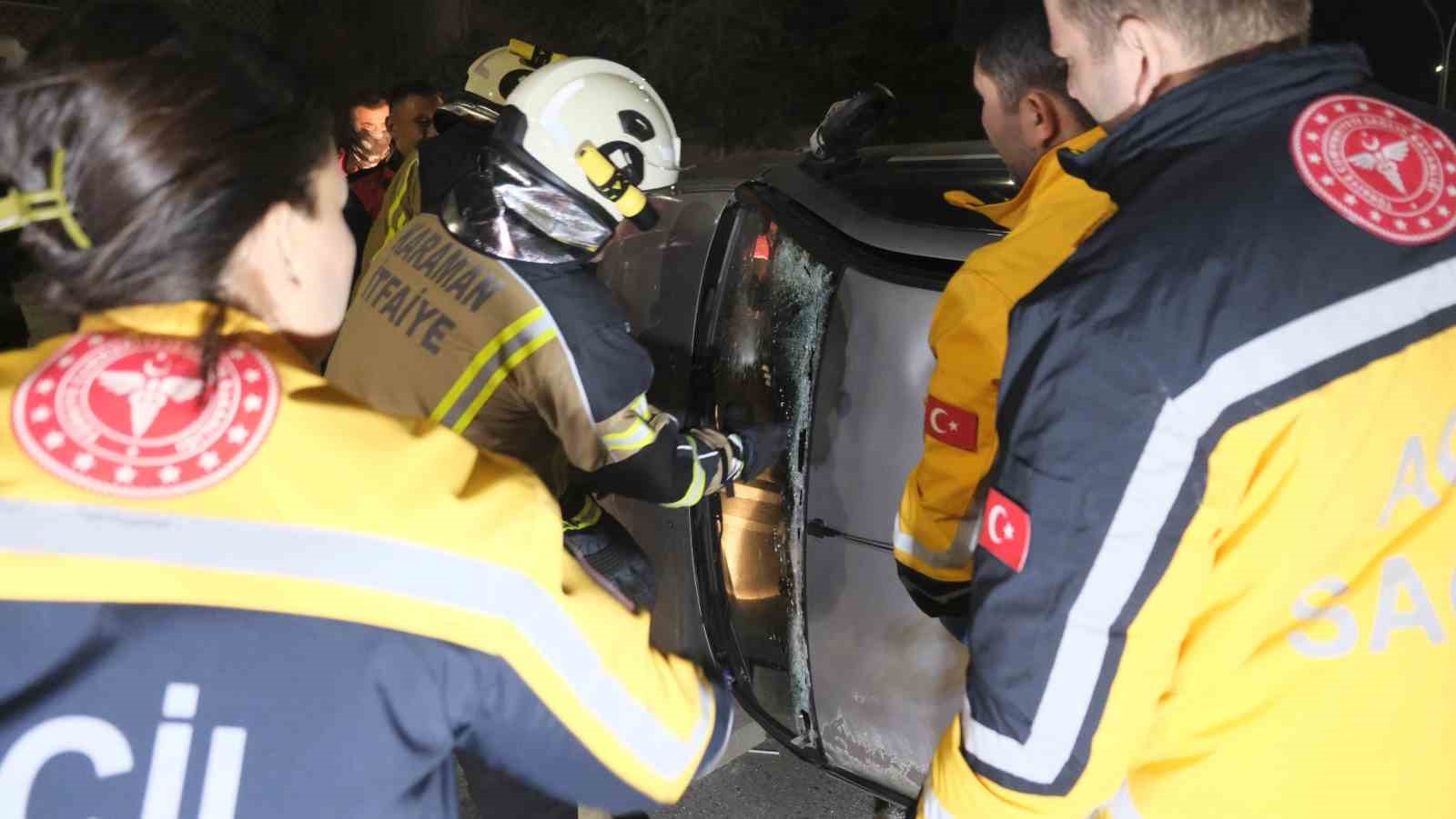 Devrilen otomobilin altında kalan s&uuml;r&uuml;c&uuml; itfaiye ekiplerince &ccedil;ıkarıldı
