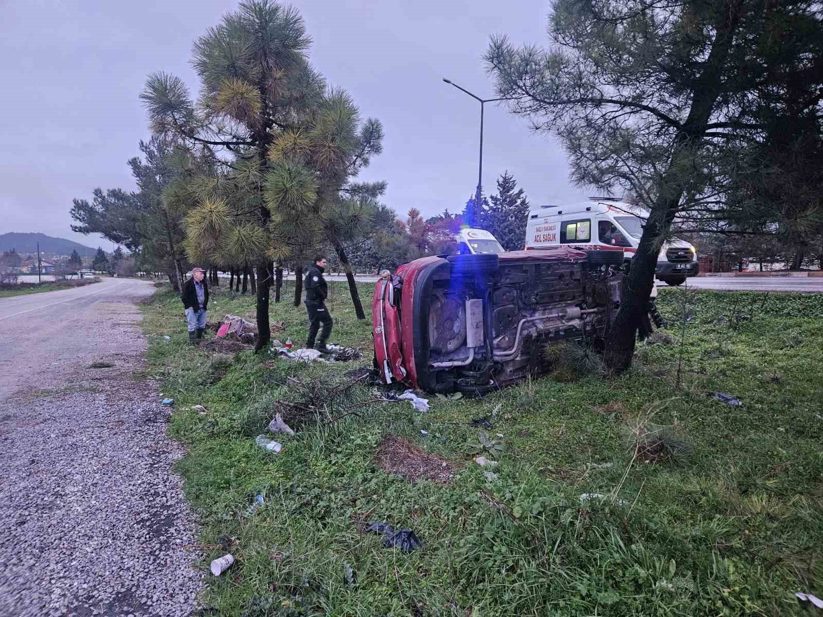 Balıkesir &Ccedil;evre Yolu&rsquo;nda takla atan otomobil yan yattı: 2 yaralı
