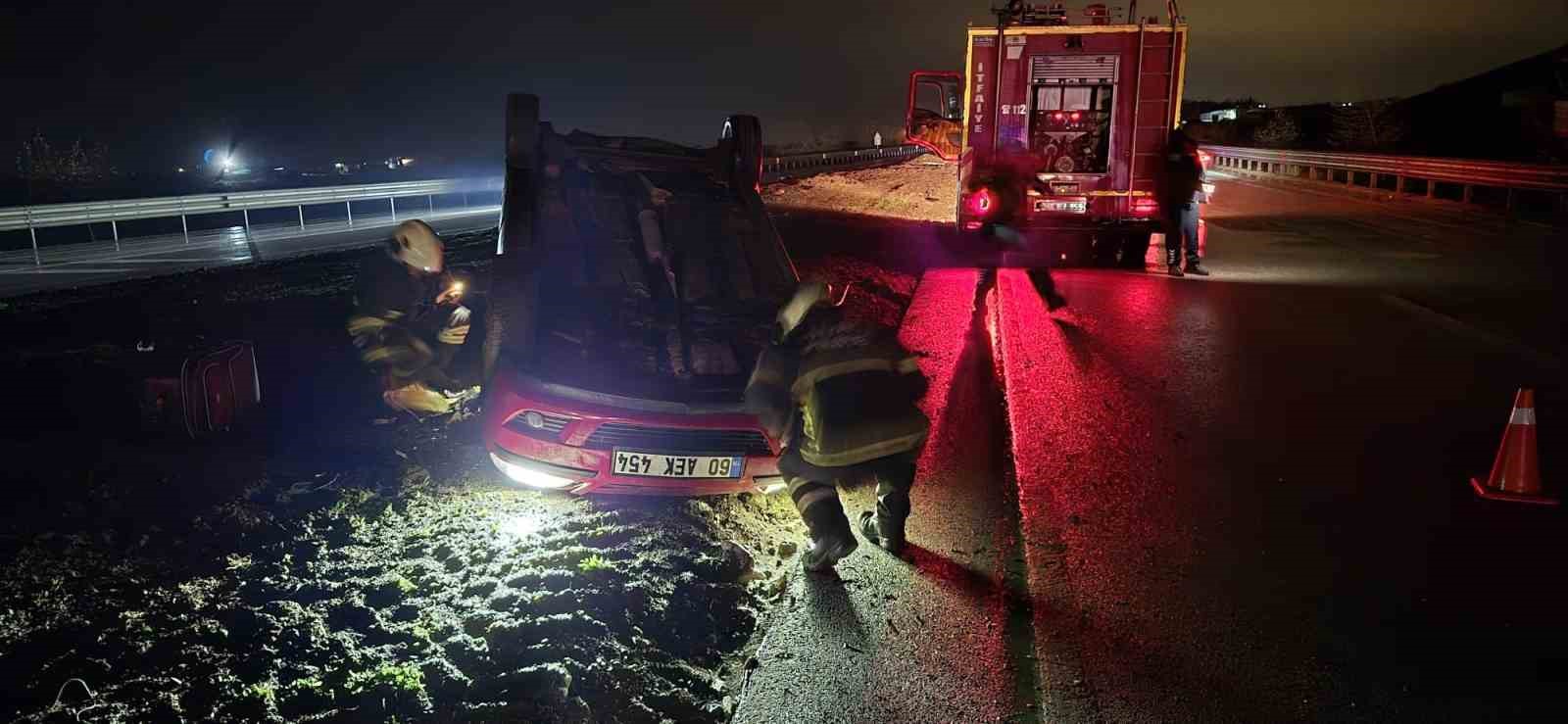 Ters d&ouml;nen otomobildeki 2 kişi yaralandı
