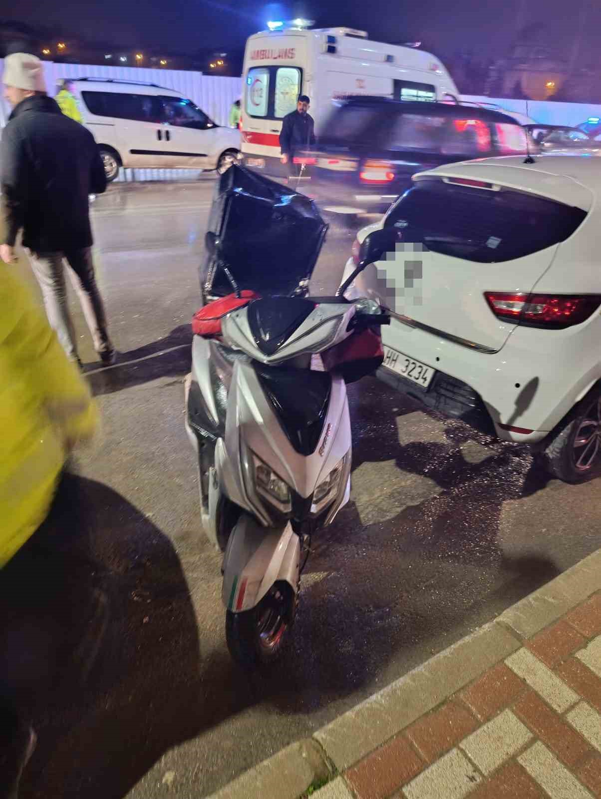 Bursa&rsquo;da motosiklet yayalara &ccedil;arptı: 1&rsquo;i ağır 2 yaralı
