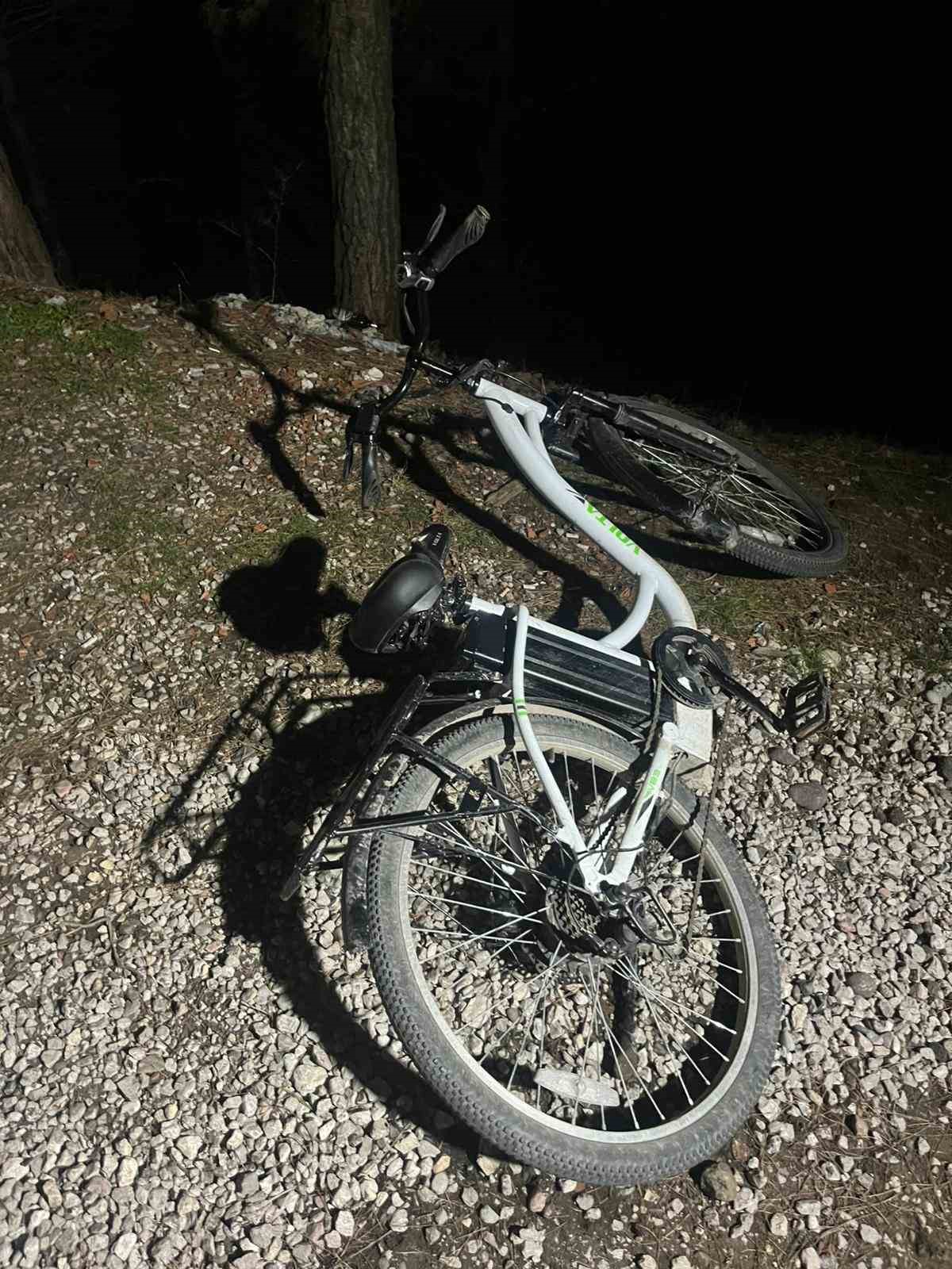 Elektrikli bisikletle u&ccedil;uruma yuvarlanan gen&ccedil; hayatını kaybetti
