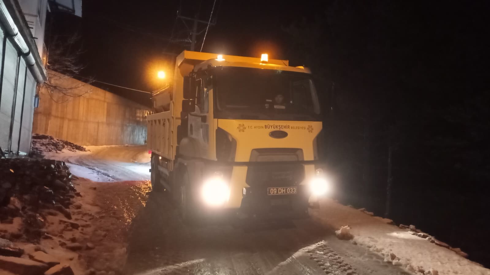 Aydın Büyükşehir Belediyesi ekiplerinden kar mesaisi