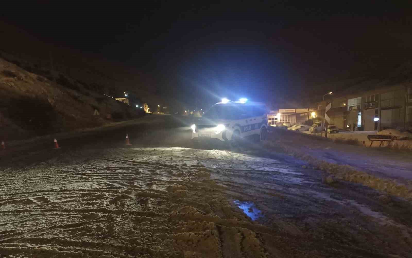 Sivas’ta yoğun kar ve tipi nedeniyle Kayseri-Malatya kara yolu trafiğe kapatıldı