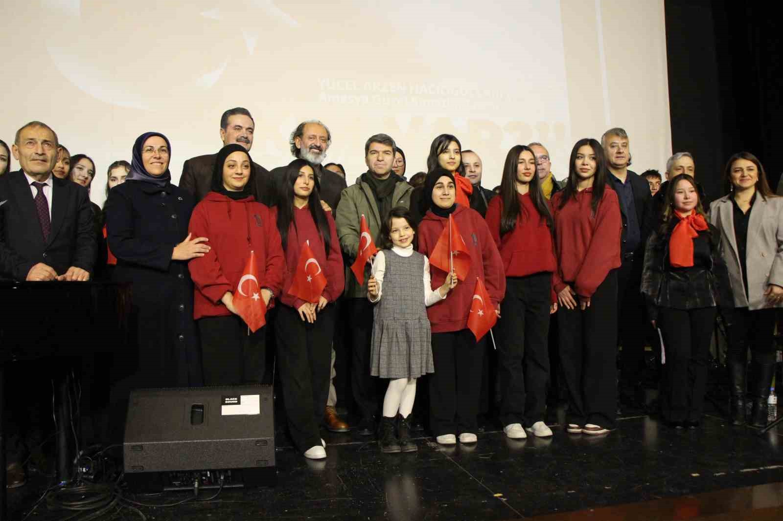 Yücel Arzen Hacıoğulları Amasya’da öğrencilerle sahne aldı