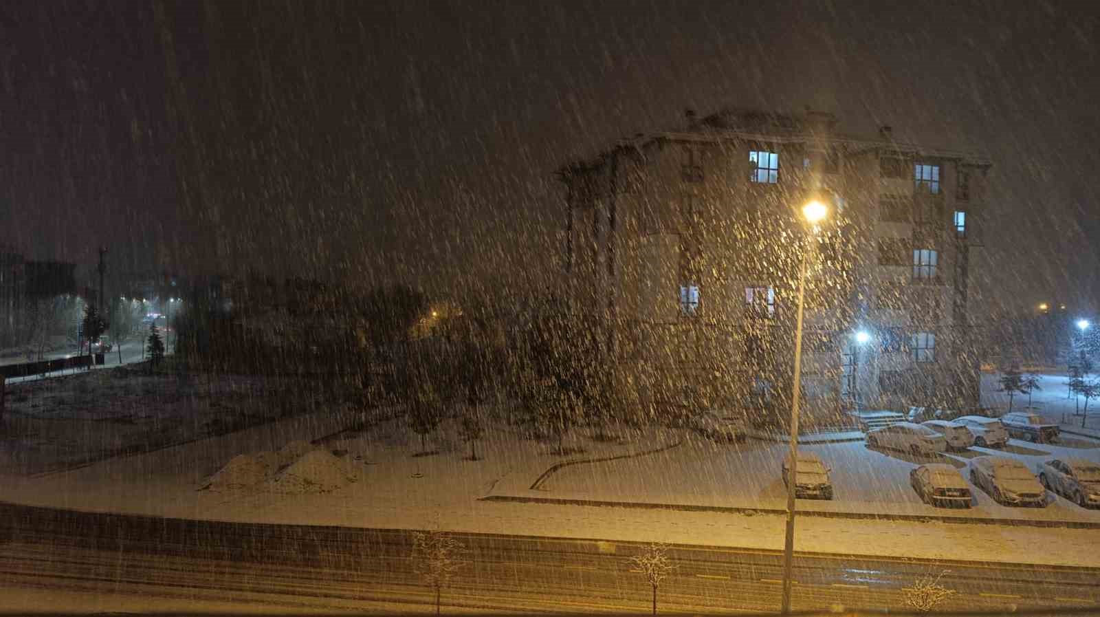 Kırşehir&rsquo;de gece saatlerinde lapa lapa kar yağışı başladı
