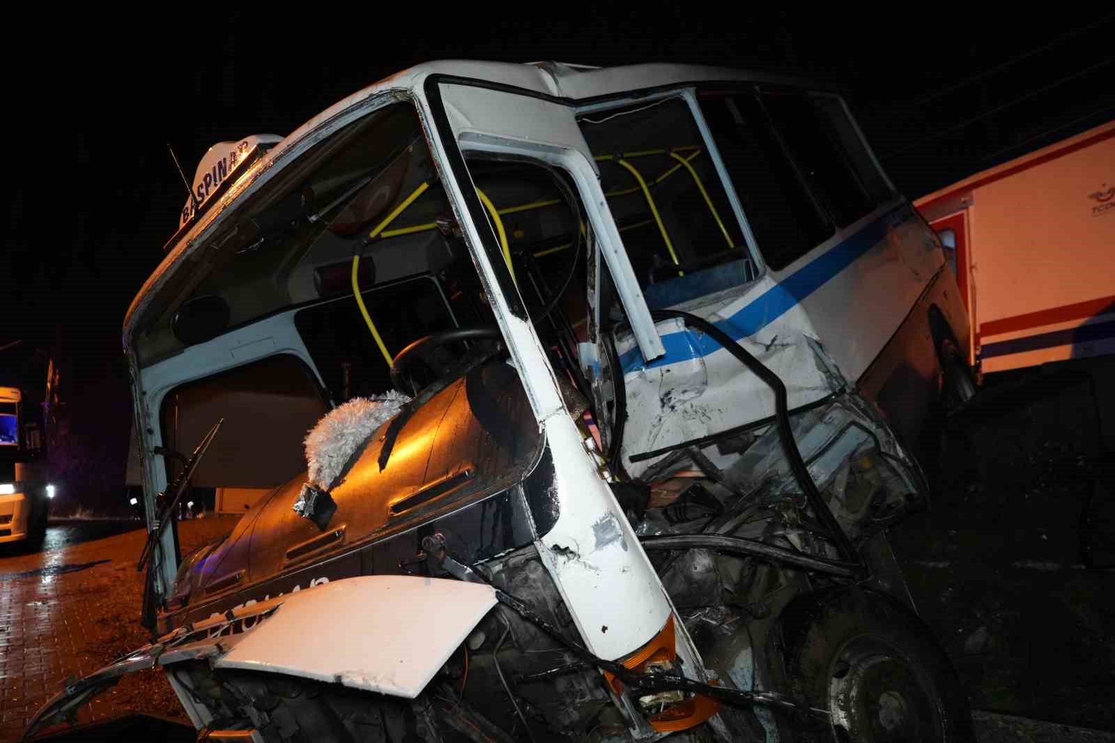 Hemzemin ge&ccedil;itte mahsur kalan dolmuşa tren &ccedil;arptı, s&uuml;r&uuml;c&uuml; saniyelerle kurtuldu... Feci kaza kamerada
