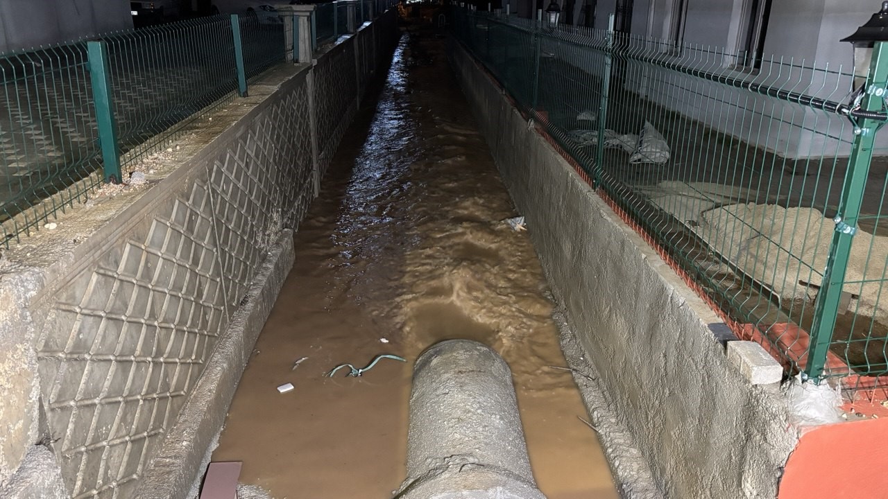 Adana&rsquo;da sağanak yağmur hayatı fel&ccedil; etti: Yollar g&ouml;le d&ouml;nd&uuml;, ara&ccedil;lar mahsur kaldı
