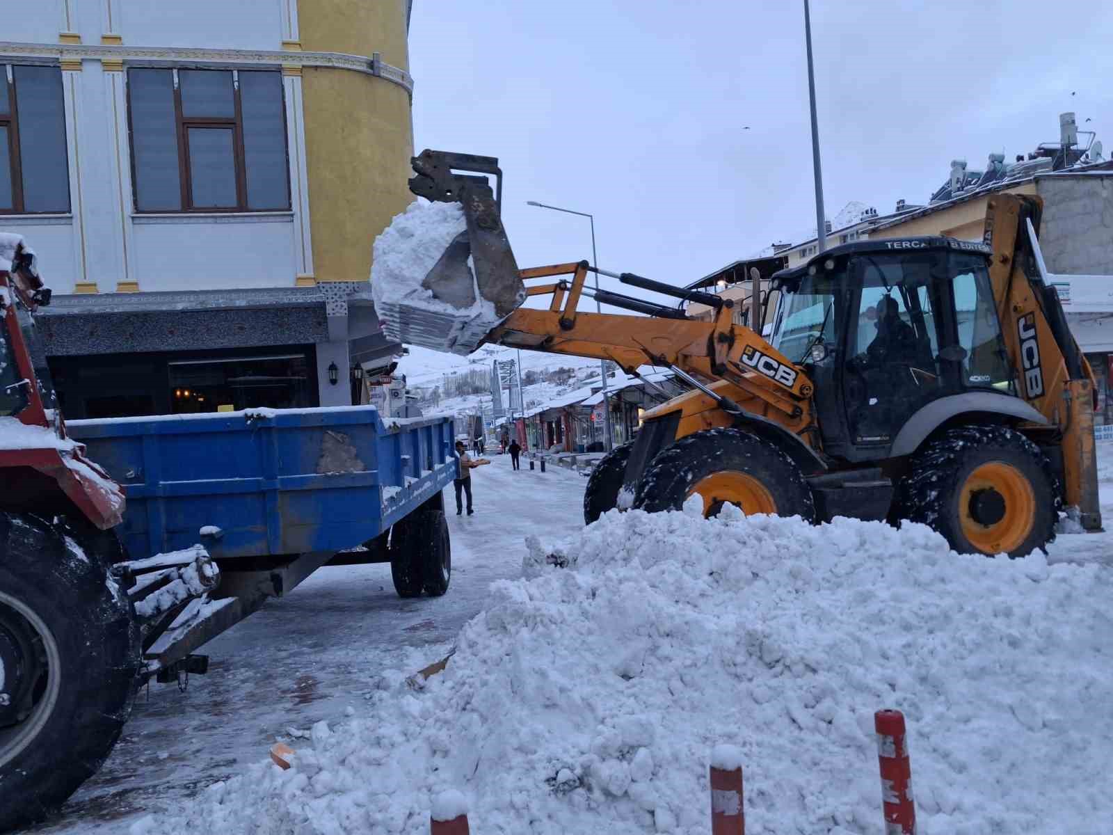 Tercan’da kar temizliği, Girlevik’te buz sarkıtları oluştu