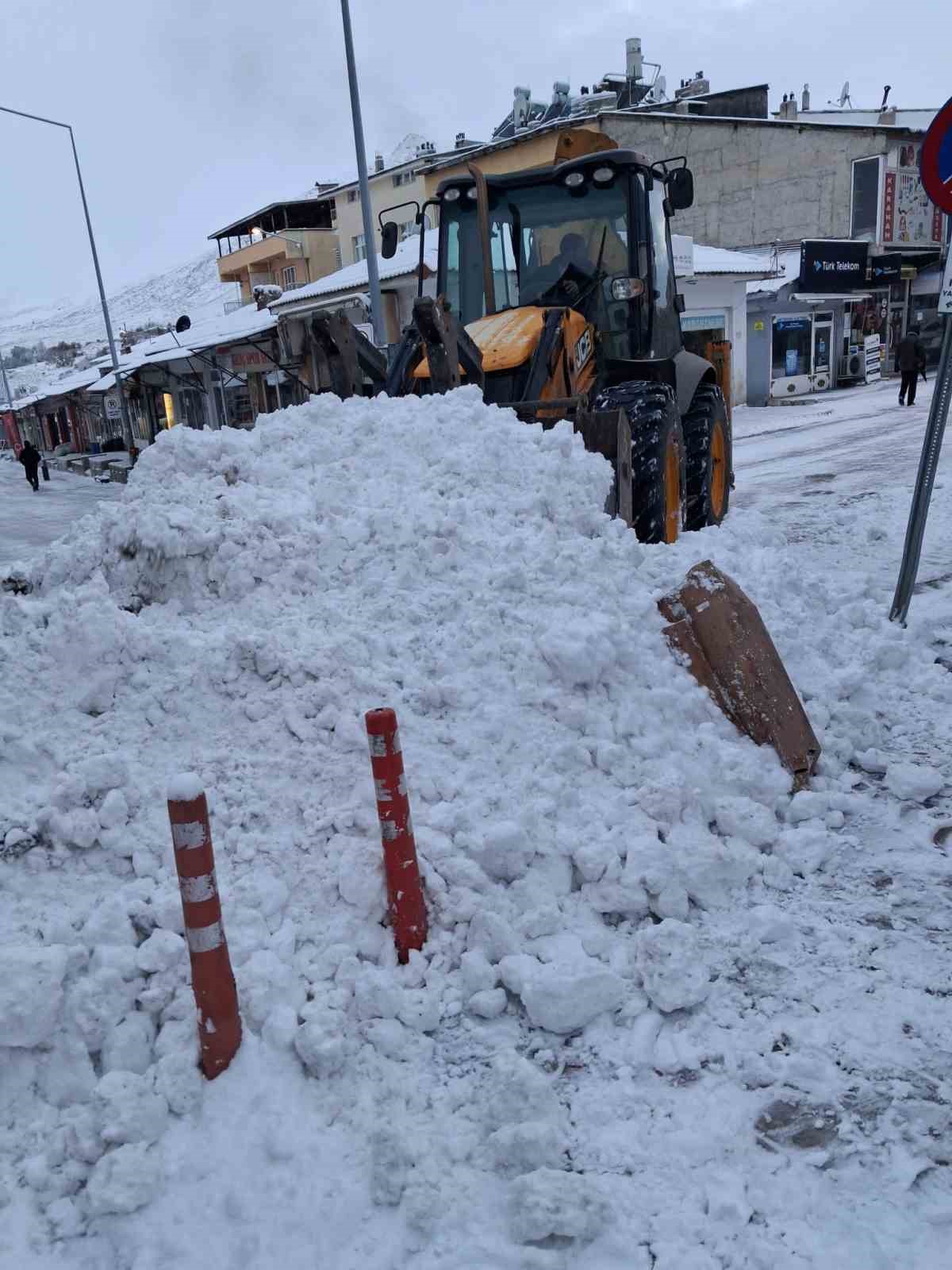 Tercan&rsquo;da kar temizliği, Girlevik&rsquo;te buz sarkıtları oluştu
