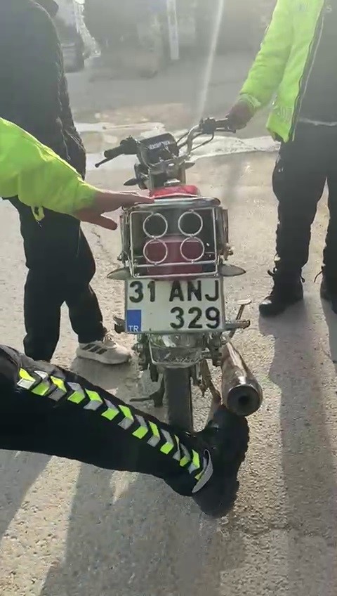 Abartı egzoz 12 bin TL&rsquo;ye patladı
