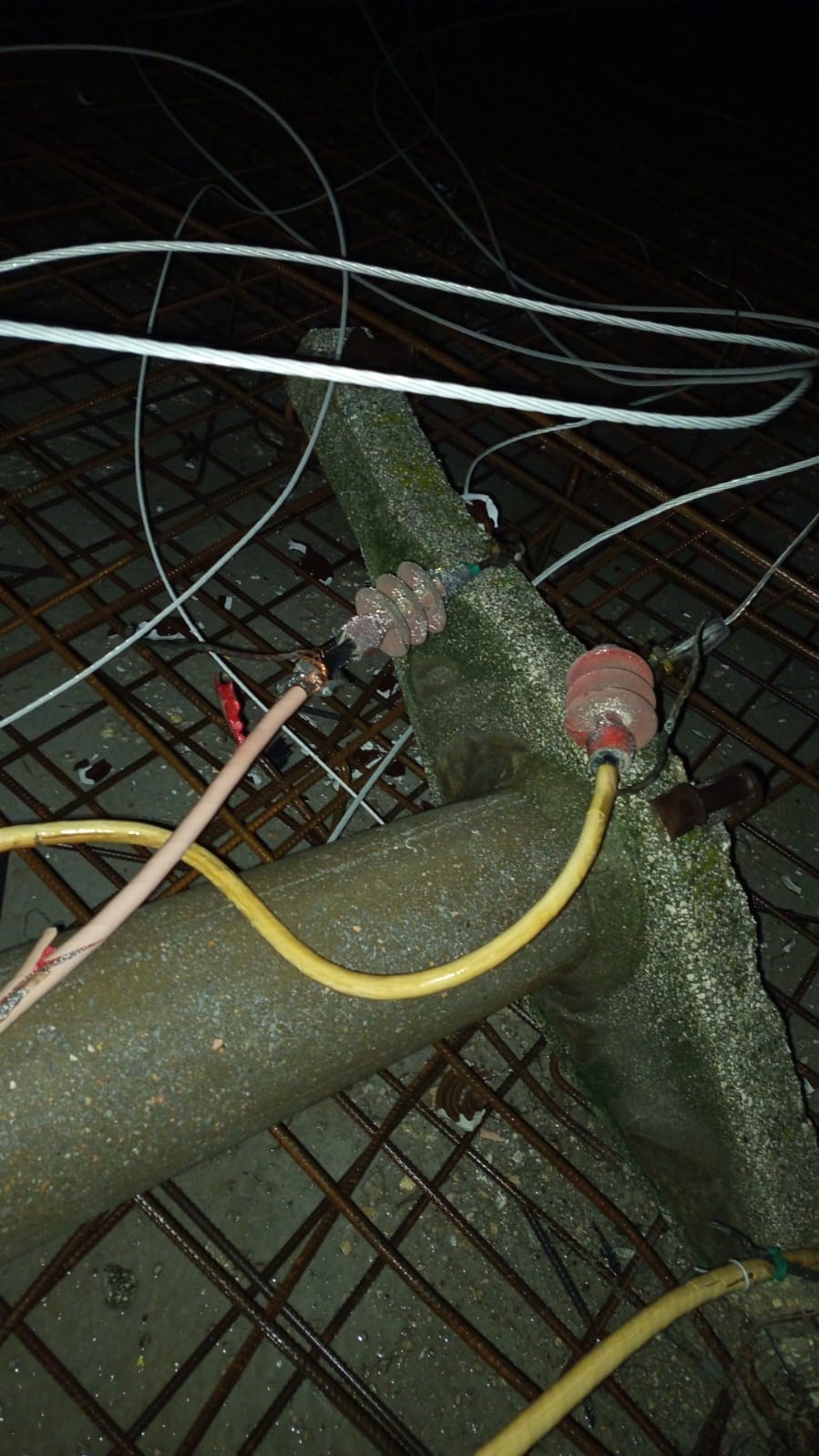 Y&uuml;ksek gerelim hattı inşaata devrildi
