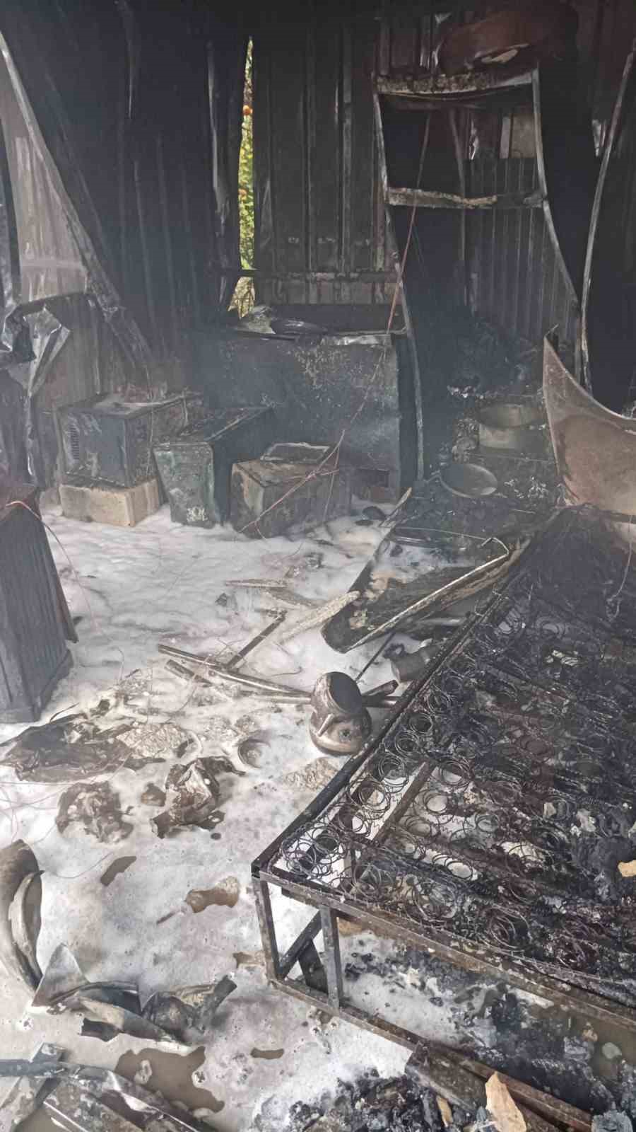 Hatay&rsquo;da alevlere teslim olan konteyner kullanılamaz hale geldi
