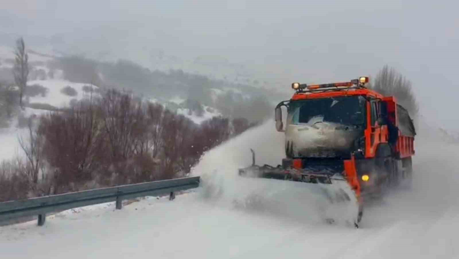 Kar durmadı, Karayolları ekipleri gece g&uuml;nd&uuml;z sahada

