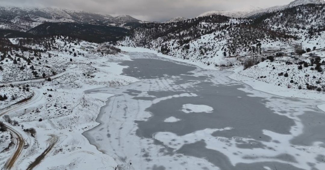 &rsquo;Adana&rsquo;nın Sibiryası&rsquo;nda K&uuml;rebeli Barajı buz tuttu
