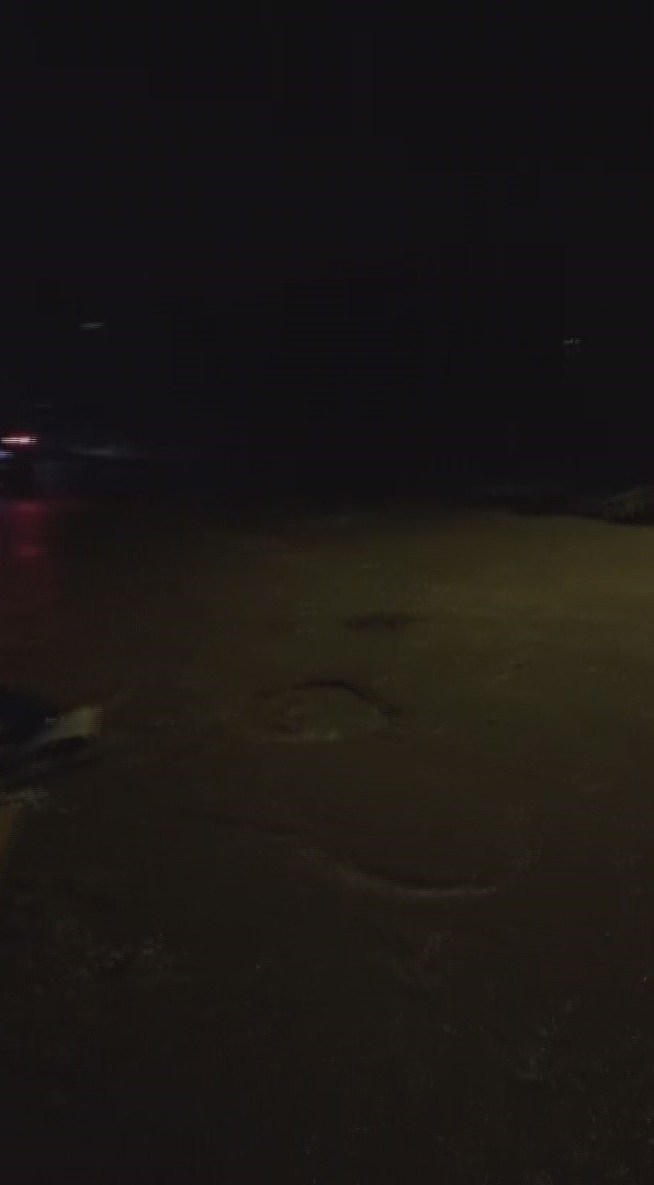 &Ccedil;ukura d&uuml;şen ara&ccedil;ları durdurmaya &ccedil;alıştı, başarısız oldu
