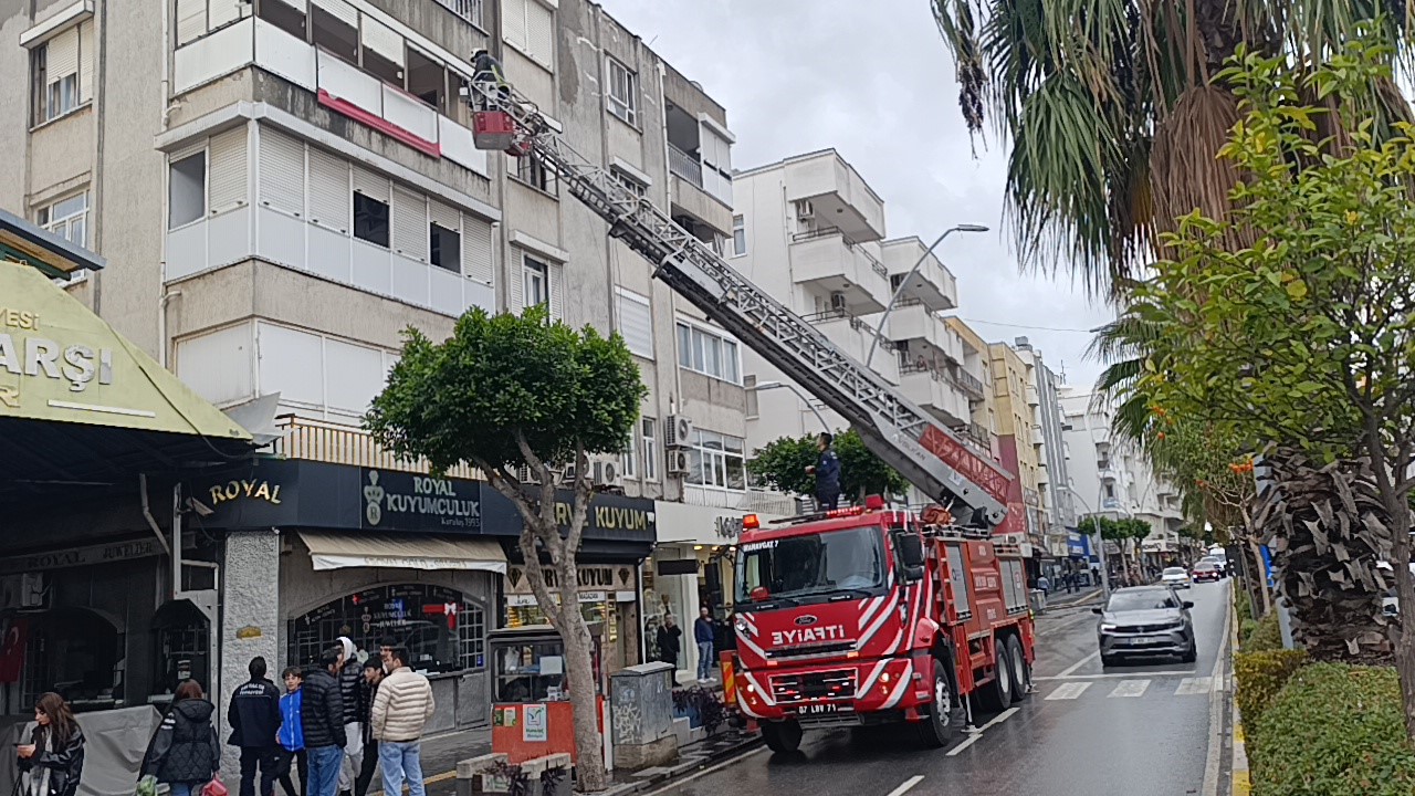Yaşlı kadının ocakta unuttuğu makarna itfaiyeyi alarma ge&ccedil;irdi
