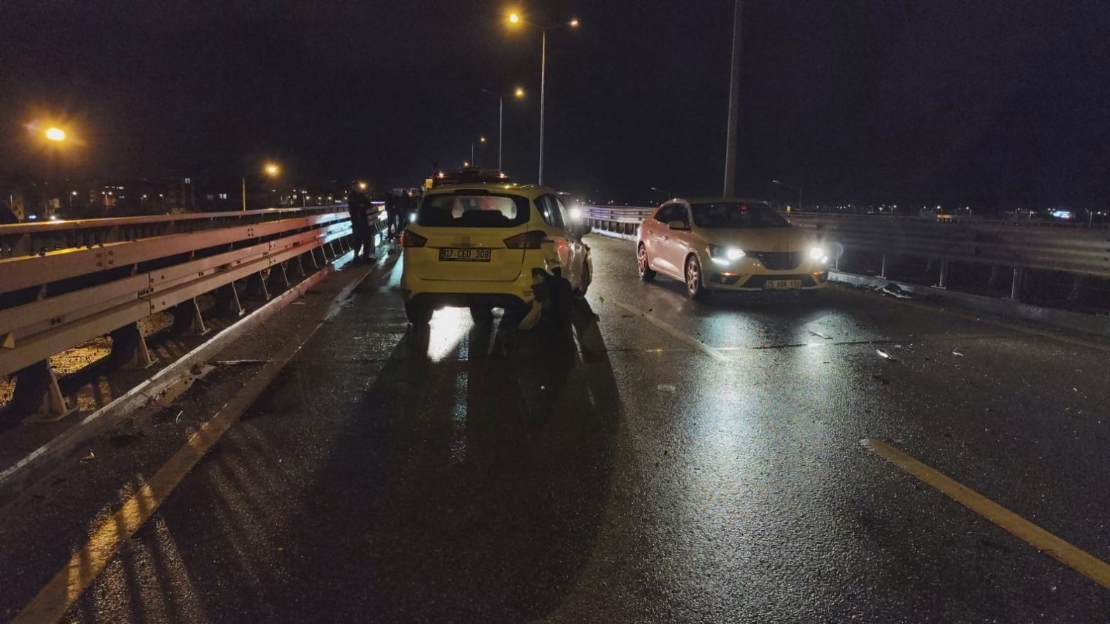 Manavgat&rsquo;ta &uuml;&ccedil; ara&ccedil;lı zincirleme kaza: 3 yaralı
