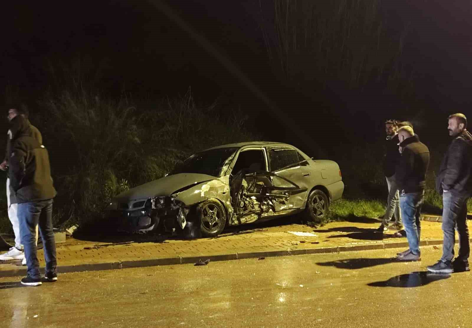 Direğe &ccedil;arptı, hurdaya d&ouml;nen ara&ccedil;tan yaralanmadan &ccedil;ıktı
