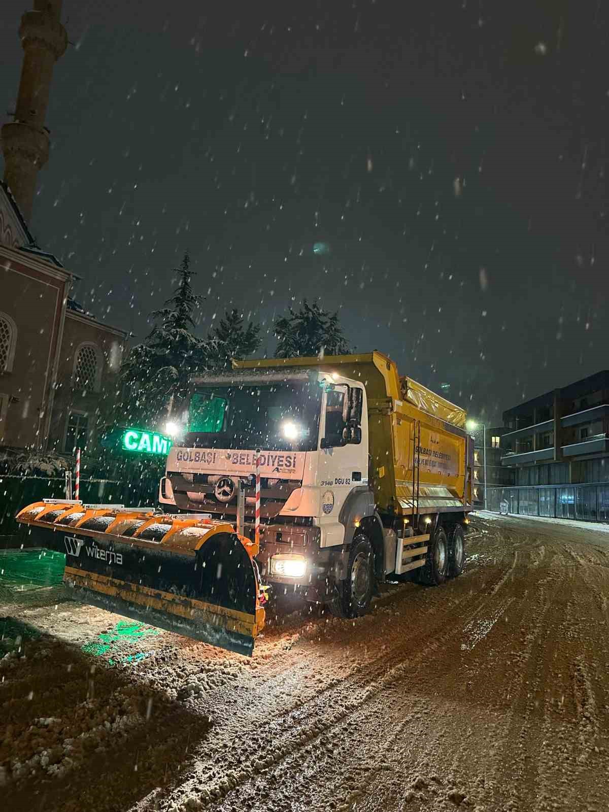 G&ouml;lbaşı Belediyesi, kar k&uuml;reme ve tuzlama &ccedil;alışmalarına aralıksız devam ediyor
