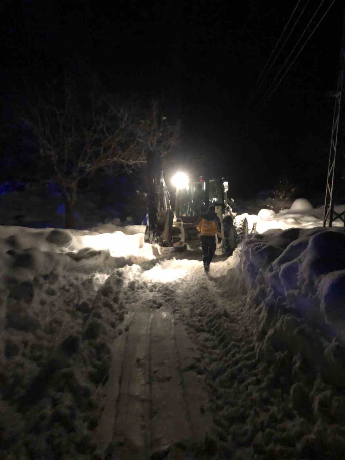 Kaymakam, karlı yollarda hasta kurtarma operasyonuna katıldı
